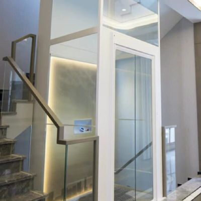 2.9 metre uzunluğundaki büyük silindirleri ve otomatik kapıları olan tek fazlı alüminyum alaşımlı kabin asansörü